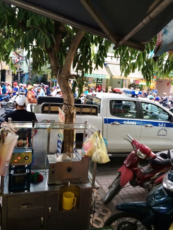Thanh niên bắn súng, quăng 'lựu đạn' ở TP.HCM - ảnh 2